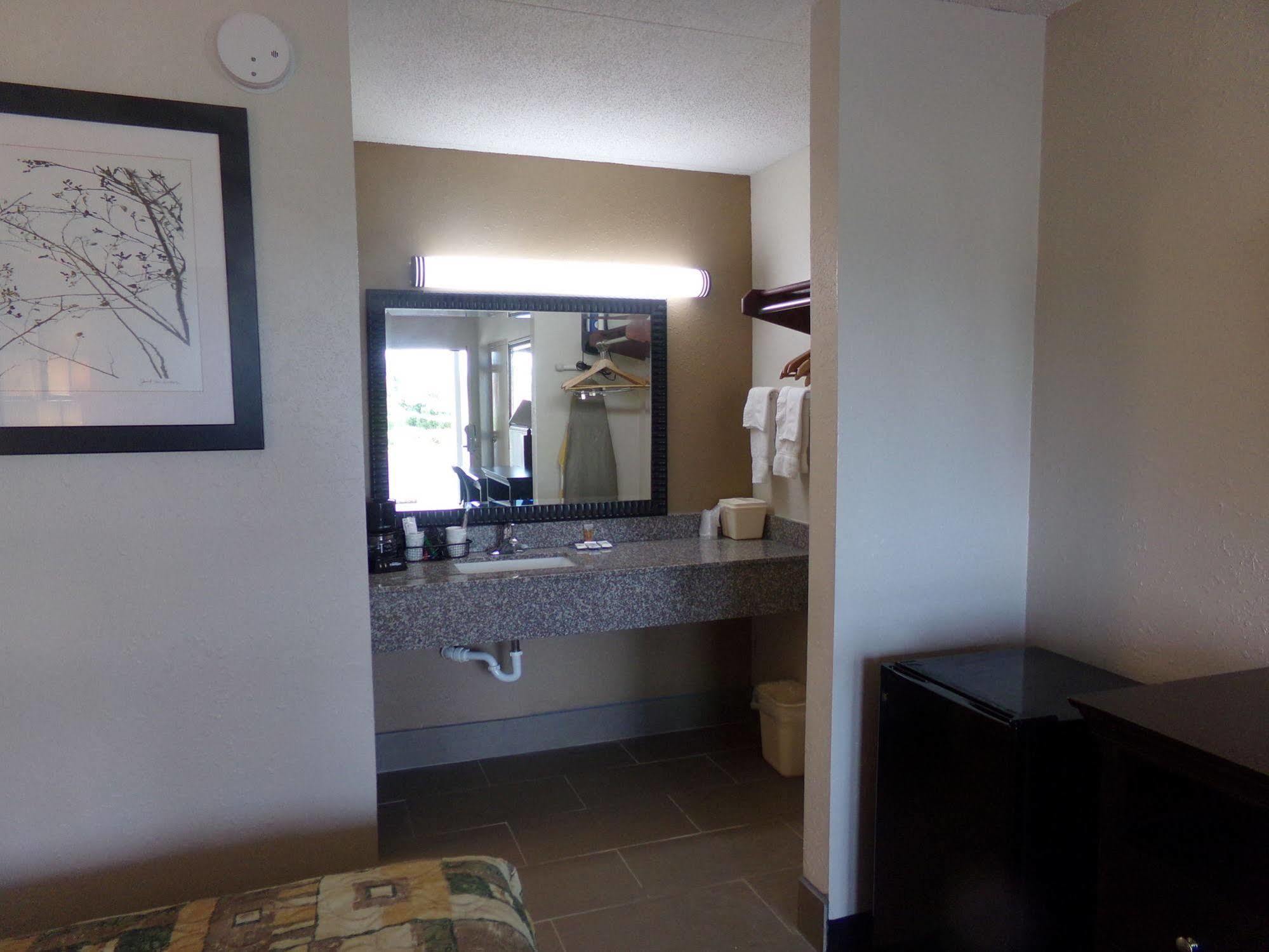 Regency Inn Monroeville Eksteriør billede